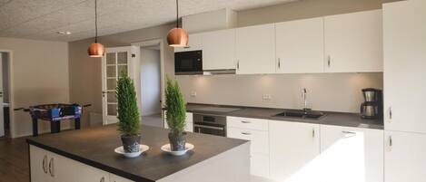 Refrigerador, parrilla de estufa, lavavajillas y cafetera y tetera