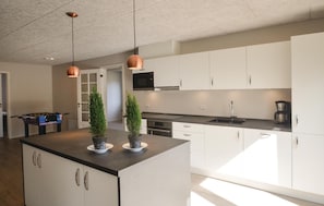 Fridge, microwave, stovetop, dishwasher - 3 bedroom lovely home in Væggerløse (Væggerløse)