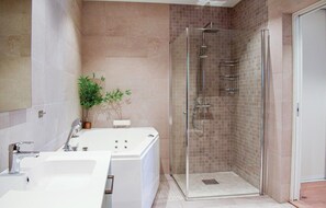Combined shower/bathtub