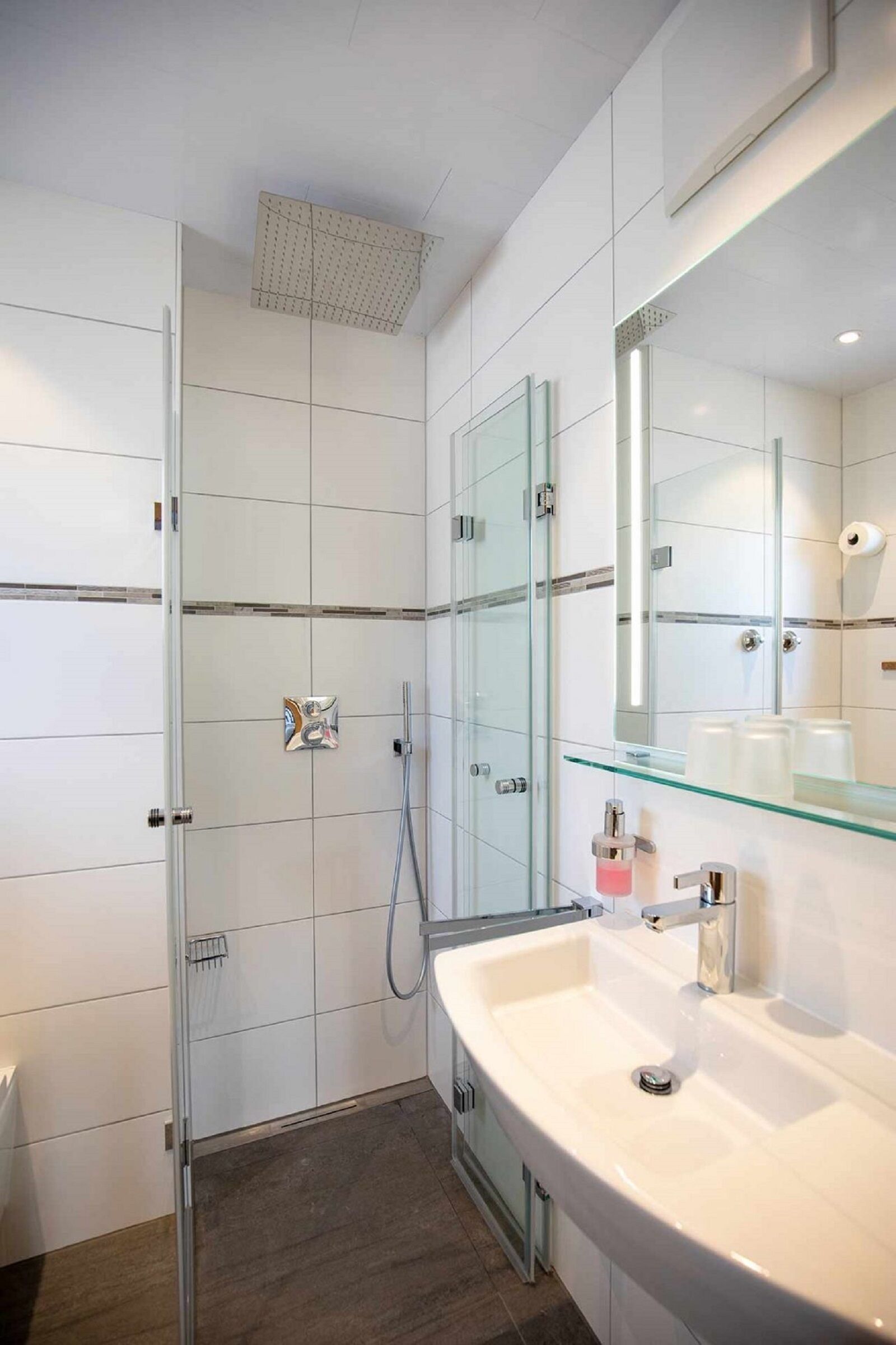 Douche, sèche-cheveux, bidet, serviettes fournies