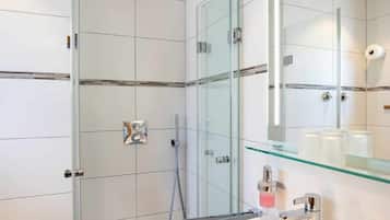 Douche, sĂšche-cheveux, bidet, serviettes fournies