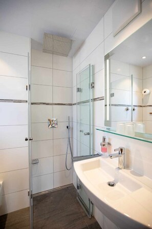 Dusj, hårføner, bidé og håndklær