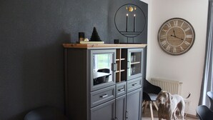 Una habitación con un armario, un reloj y un perro.