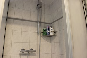 Bañera, secador de pelo, toallas y jabón