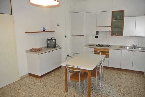 Refrigerador, microondas y cafetera y tetera
