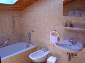 Een bad, een haardroger, een bidet, handdoeken