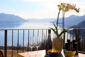 Outdoor dining - Finca Cascina Borchina: "FALCO" country estate, relaxation, dream lake view, nature, organic (Maccagno con Pino e Veddasca)