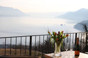 Outdoor dining - Finca Cascina Borchina: "FALCO" country estate, relaxation, dream lake view, nature, organic (Maccagno con Pino e Veddasca)