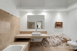 Dusche, Haartrockner, Handtücher, Toilettenpapier