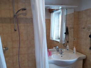 Douche, sèche-cheveux, serviettes fournies