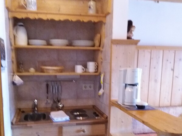 Kühlschrank, Herdplatte, Wasserkocher mit Kaffee-/Teezubehör, Toaster