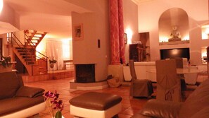 Smart TV, fireplace, DVD player, books - Renovated chapel, private pool, A/C, next Canal du midi (Béziers)
