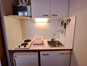 Frigorifero, microonde, forno, macchina per tè/caffè
