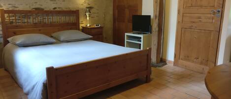 1 slaapkamer, een strijkplank/strijkijzer, wifi