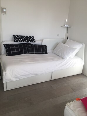 2 bedrooms, soundproofing, iron/ironing board, free WiFi - PROMOTION Jardin Darcy hyper center, Gare-ville parking at the peaceful foot (Dijon)