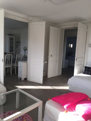 4 chambres, chambres insonorisées, fer et planche à repasser