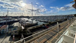 A marina with numerous boats docked, a pedestrian walkway, and a clear sky. - 2-Bedroom Apt Cabin, Parking, Pets Allowed - Cap d'Agde (Cap d'Agde)