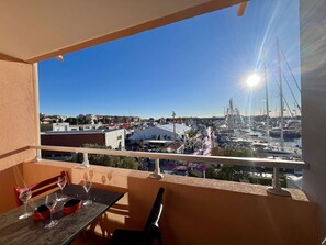Outdoor dining - 2-Bedroom Apt Cabin, Parking, Pets Allowed - Cap d'Agde (Cap d'Agde)