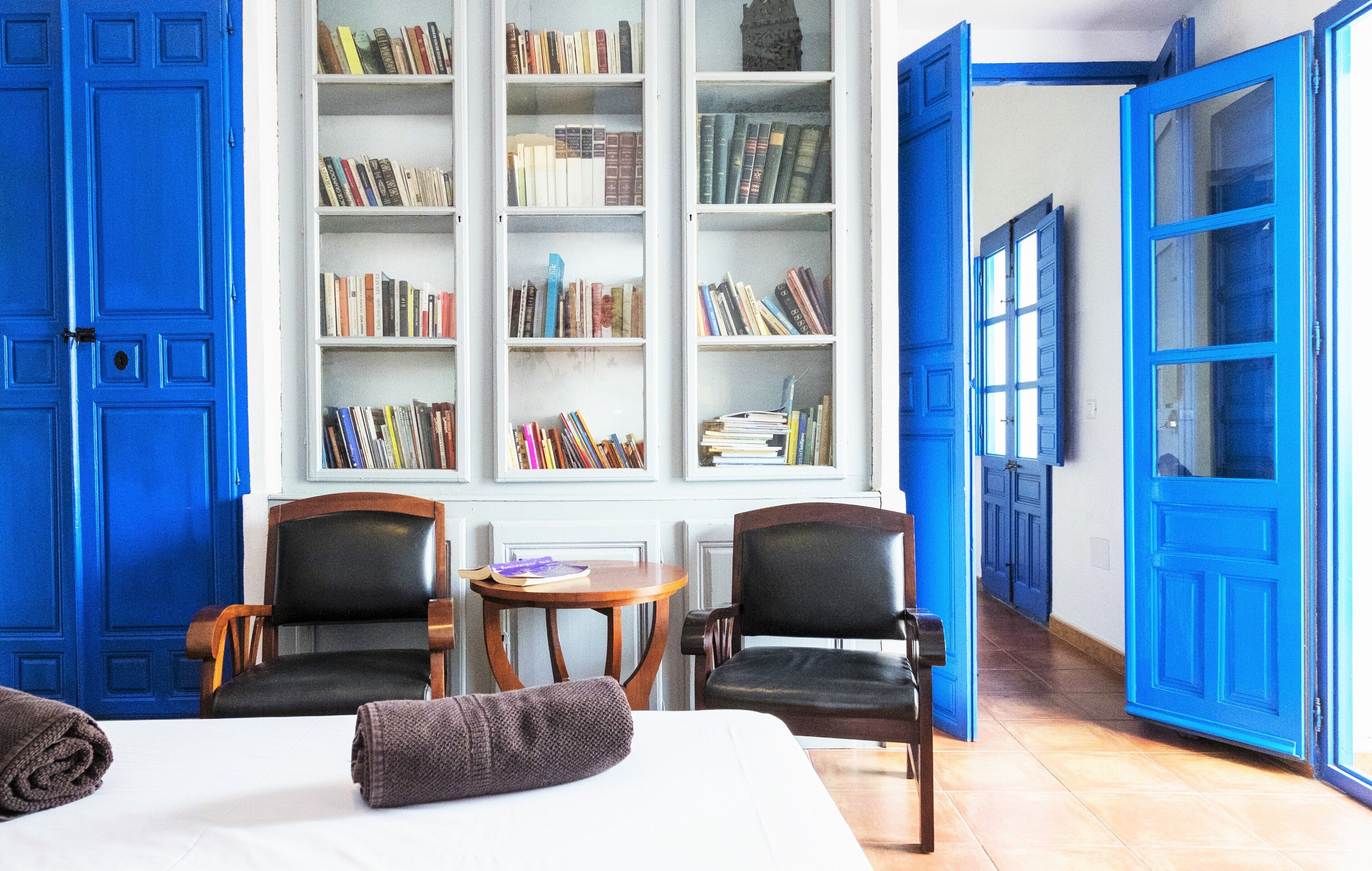 6 habitaciones, escritorio y tabla de planchar con plancha 