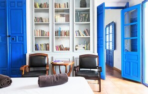 6 chambres, bureau, fer et planche à repasser, lit parapluie