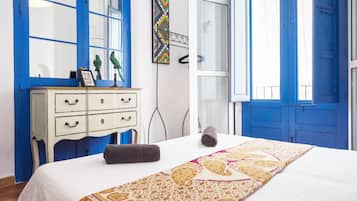 6 bedrooms, desk, iron/ironing board, travel cot