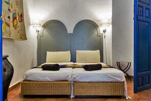 6 bedrooms, desk, iron/ironing board, travel cot