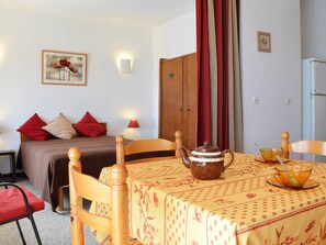 Dining - Cozy 2-Room Apartment with Balcony and Parking, 300m from Beach - Sleeps 4 (Le Lavandou)
