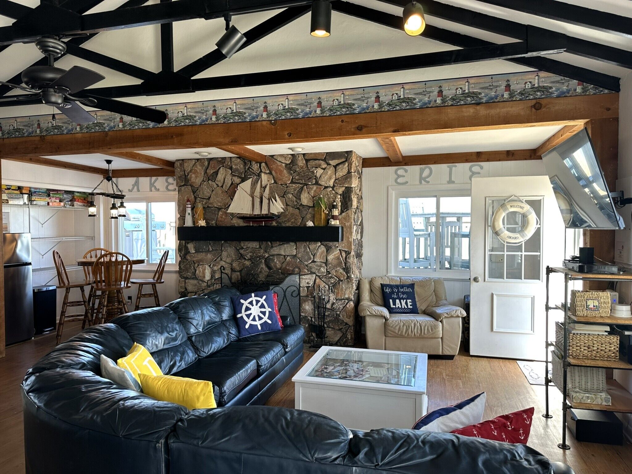 Älytelevisio, takka, videopelejä, DVD-soitin