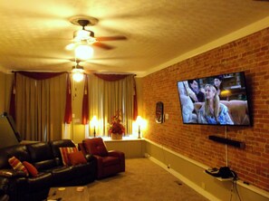 智能電視、壁爐、DVD 播放機、書籍