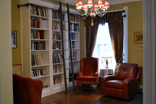 DOWNTOWN INDY HOME IN HISTORIC LOCKERBIE SQUARE  - 7 BLOCKS FROM CITY CENTER!