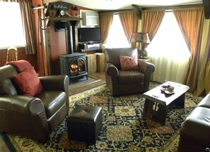 تلفزيون، مدفأة، مشغل دي في دي، كُتُب