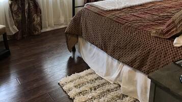 3 bedrooms, desk, iron/ironing board, free WiFi