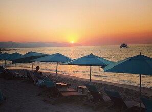 En la playa y toallas de playa 