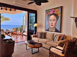 Smart TV, libros y estéreo 