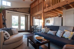 Smart TV, caminetto, libri, impianto stereo