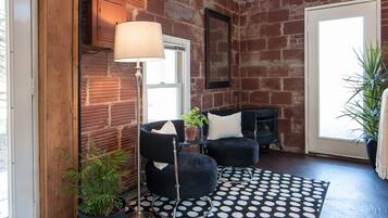 Smart TV, fireplace, books, stereo