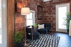 Smart TV, caminetto, libri, impianto stereo