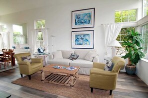 TV, fireplace, books, offices - Serenity at Natural Bridges  - 5 min Walk to Beach (Santa Cruz)