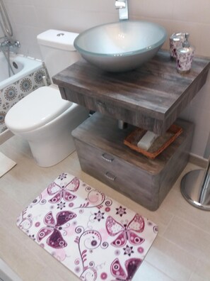Combined shower/tub, hair dryer, towels - Sea view Apartement with swimingpool, tennis court and ai rconditioned (Segur de Calafell)