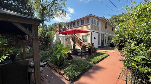 Bear House 1890, Lilly's Loft, Delightful, Upgraded amenities, Walk to Cafes