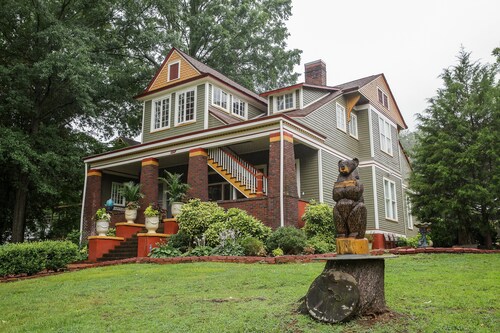 Bear House 1890, Lilly's Loft, Delightful, Upgraded amenities, Walk to Cafes