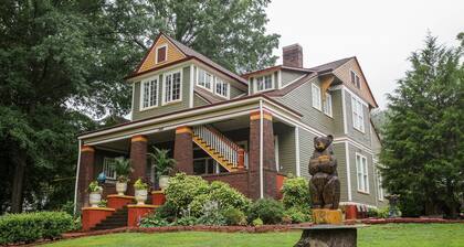 Bear House 1890, Lilly's Loft, Delightful, Upgraded amenities, Walk to Cafes