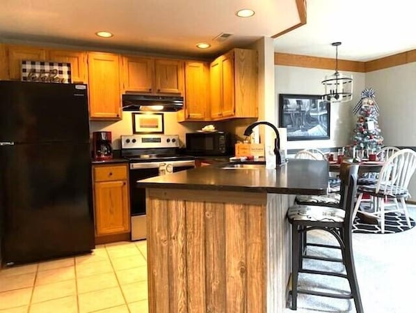 Réfrigérateur, four à micro-ondes, surface de cuisson, lave-vaisselle