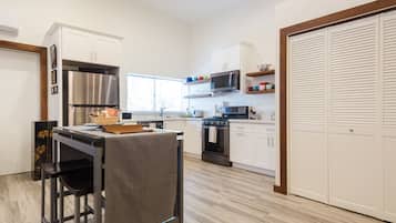 冷蔵庫、電子レンジ、オーブン、コンロ