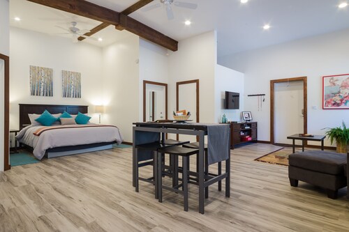 Sonoma Wine Lovers Getaway - A Pleasant Stroll to the Sonoma Plaza