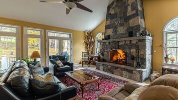 Smart-tv, eldstad, dvd-spelare och böcker