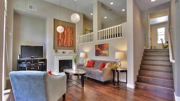 Télévision, cheminée, lecteur de DVD, imprimantes