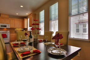 Dining - Upscale 3BR Rivermark Home near 49ers Stadium&Convention Center (Santa Clara)