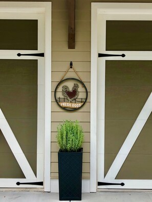 Exterior detail - Private & Upscale Modern Carriage House - 7 Min Walk to Downtown! (Roswell)