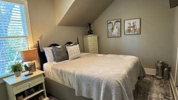 2 chambres, bureau, fer et planche Ă repasser, lit parapluie